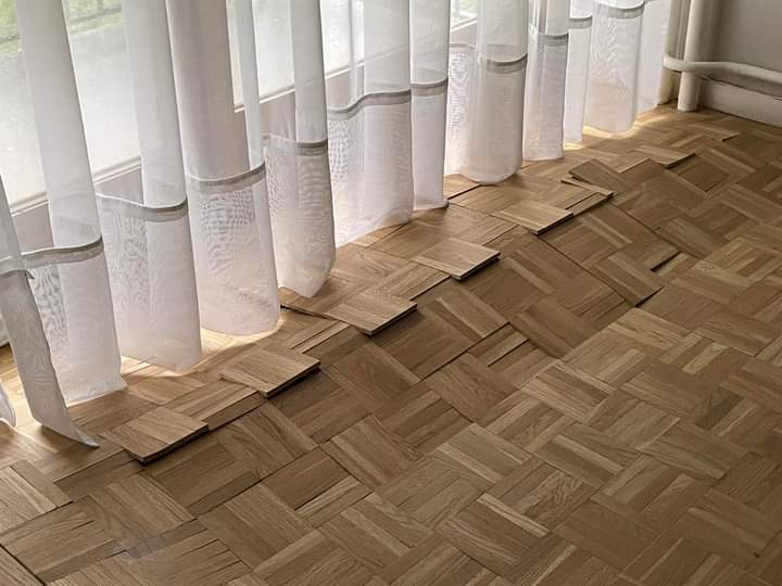 VeuveNoel's tweet photo. Bonjour, je voulais remercier les entrepreneurs qui ont posé le parquet de mon séjour😀
Ça correspond à la hauteur de mes rideaux👌 https://t.co/ivsMmgexZ8