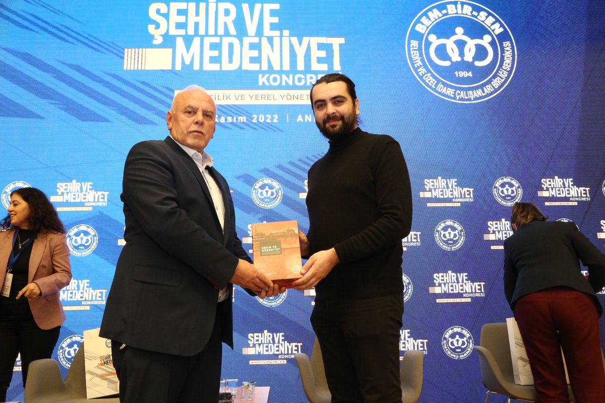 Genel Başkan Yardımcımız Nurettin Sever Şehir ve Medeniyet Kongremizde sunum yapan kıymetli hocalarımıza hediye takdiminde bulundu.