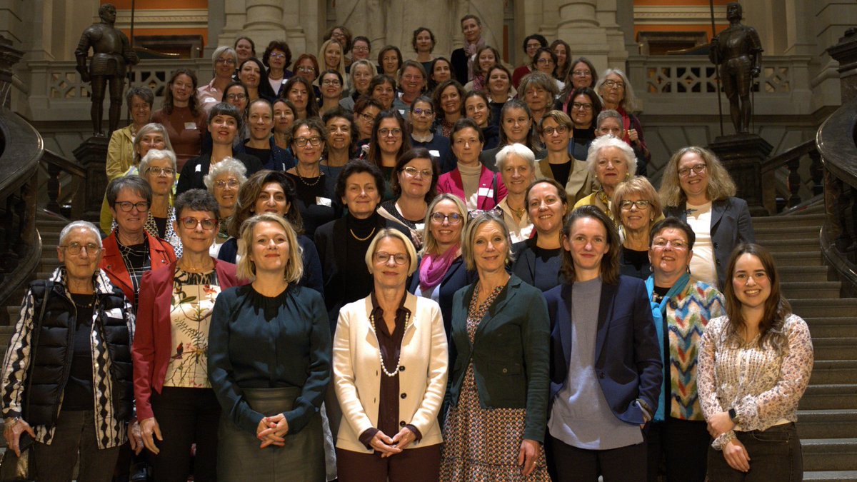 Les présidentes des organisations membres d'#allianceF ont défini hier au Palais fédéral les priorités politiques pour 2023.

Un grand merci à la secrétaire d'État Livia Leu <a href="/SwissMFAStatSec/">Alexandre Fasel</a> <a href="/EDA_DFAE/">EDA - DFAE</a> pour cet échange passionnant ! En savoir plus 👉 static1.squarespace.com/static/5df78d8…