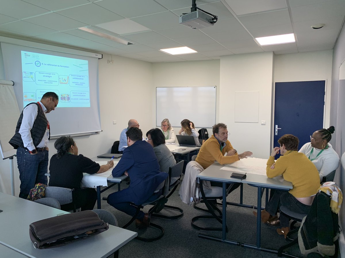 F_Saunier's tweet photo. 1ère séance de world café, mobilisation de l’intelligence collective du groupe 3 , recherche d’un projet commun manager de l’apprenance et de la collaboration volet 3 PAM @Ih2ef @HSidri mentor du groupe https://t.co/lDQeRydo8s