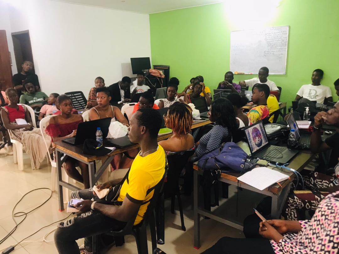 h_fablab's tweet photo. Pour affirmer davantage notre rôle dans la promotion de l'entrepreneuriat, lors de la semaine de l'entrepreneuriat du 15 novembre, nous avons animé le thème : #Fablab et entrepreneuriat : quelles opportunités pour les jeunes Africains ?
#HFabLab #MakeAfrica #Refao https://t.co/bMwqQlkguc