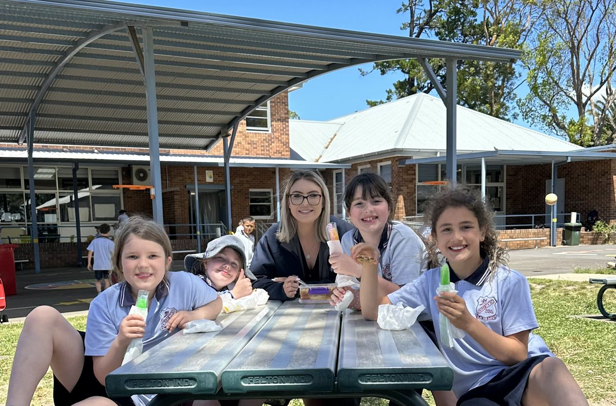 MissGolds_'s tweet photo. Ella, Abby, Gabi and Suraya saved up their Dojo Dollars to have lunch with Miss Golds.
We had some yummy choc chip cookies and a Zooper Dooper! 

Well done girls, I’m so proud of how hard you have worked this year! 🌟 https://t.co/njLEVtzvhE