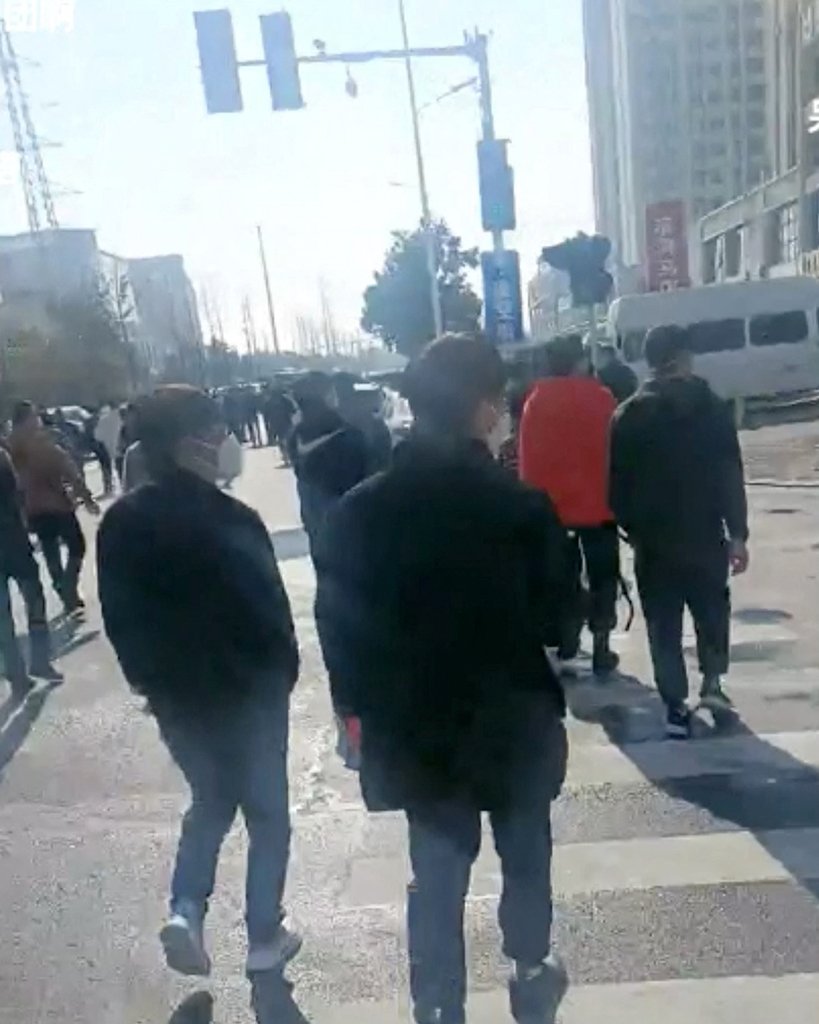 Sergiossss55's tweet photo. На заводе Foxconn в китайском городе Чжэнчжоу начались «широкомасштабные протесты» Это крупнейшее в мире предприятие по производству смартфонов iPhone. https://t.co/gzgZ0L4ZTo