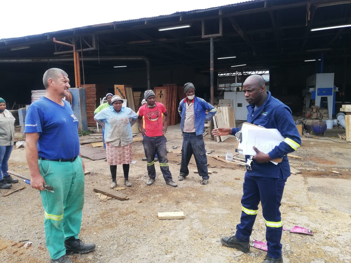 deptoflabour's tweet photo. 📷 The third day of the #Mpumalanga #MegaBlitz in Sabie. Inspectors have closed down a company called 'Built Easy' due to non compliance of the #OHS Act and the Basic Conditions of Employment Act. Employees in the workshops are operating without personal protective equipment. https://t.co/ZXmWQpS5iX