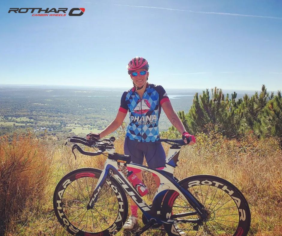 No acabamos de decidirnos sobre qué nos gusta más, si la foto o la frase con la que @paula_trifit la acompaña en su perfil de Instagram: "A veces no necesitas más, ni medias, ni km, ni potencia, a veces suman más esos km compartidos con una sonrisa" 👏🏼👏🏼👏🏼 rotharwheels.com