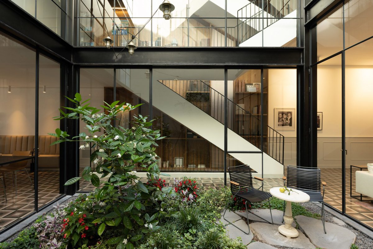 dezeen's tweet photo. Ten homes centred around bright interior courtyards: https://t.co/QQsHOUSGw3 https://t.co/fR5JXLJKxm