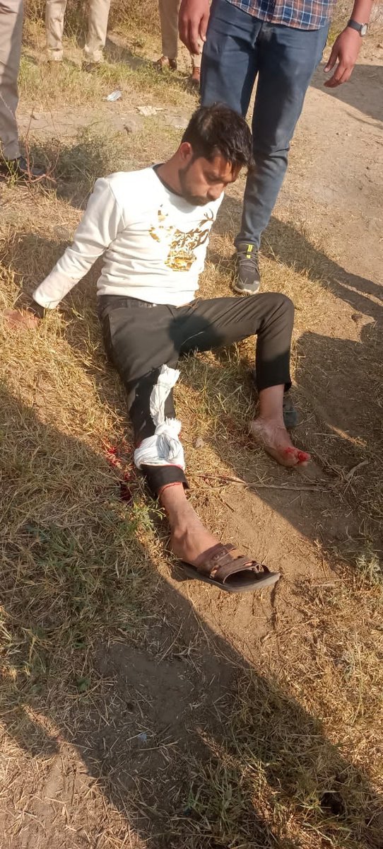 ये है UP के ग़ाज़ियाबाद का मोहम्मद शाहिद, मुस्लिम है, गाय को काट कर उसका व्यापार करता था!

बाक़ी आप महाराज जी की पुल्स का नेचर तो जानते है हैं, मजाल है जो बिना गोली मारे बदमाश पकड़ ले!

#वज्र_इरादों_वाले_बाबा