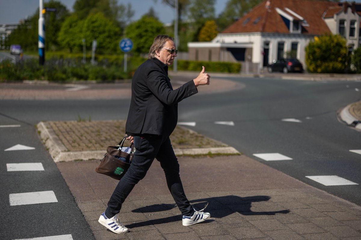 nhdagblad's tweet image. Weg uit het vervloekte lintdorp: Marcel van Roosmalen en Eva Hoeke zetten huis te koop dlvr.it/SdDdTp