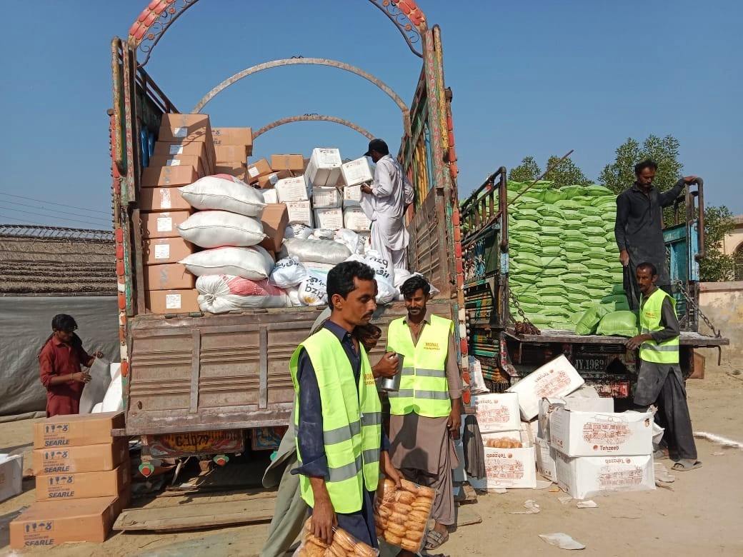monalfoundation's tweet photo. Alhamdulillah, Monal Foundation’s relief work continues in Kot Nawab, District Sanghar in partnership with @Rizq_Sharefood  &amp; @globalmedicdmgf, where 4000 ration bags, ORS packets, and mosquito coils have been delivered to flood-affected families. https://t.co/nb9ZhS7hkB