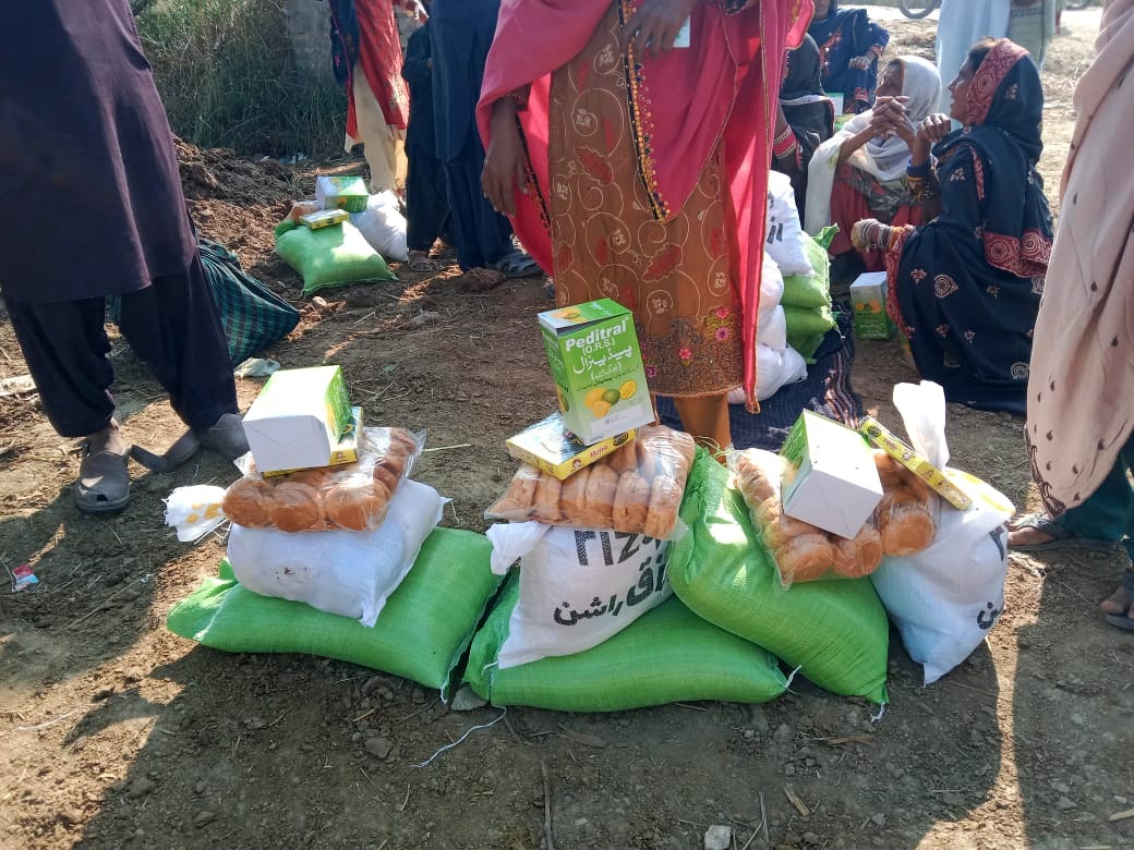 monalfoundation's tweet photo. Alhamdulillah, Monal Foundation’s relief work continues in Kot Nawab, District Sanghar in partnership with @Rizq_Sharefood  &amp; @globalmedicdmgf, where 4000 ration bags, ORS packets, and mosquito coils have been delivered to flood-affected families. https://t.co/nb9ZhS7hkB