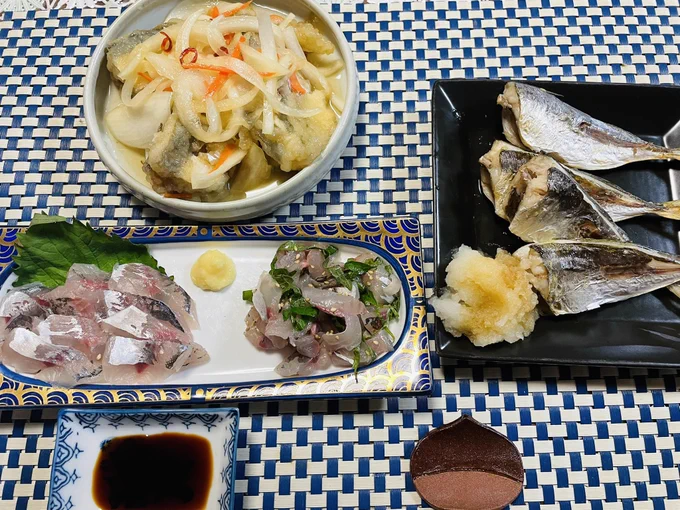 勤労感謝!知ってる亭のアジ三昧定食だよ ~🐟🐟
アジの南蛮漬け、塩焼き、刺身と薄く切ってごま油と大を混ぜたやつ🙋🏻‍♀️
アジは味が良いからアジっていうけど生でも焼いても揚げても美味しいからちょー好き! 