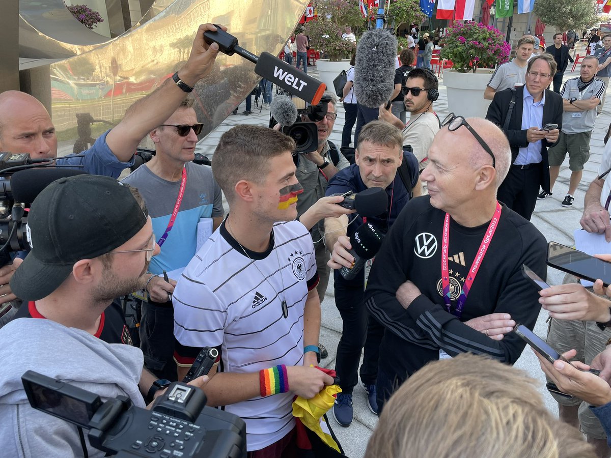 Dieser Fan erzählt dem DFB-Präsidenten gerade, wie er im Stadion von einigen Polizisten genötigt wurde, seine Regenbogenbinde abzunehmen. #Qatar2022