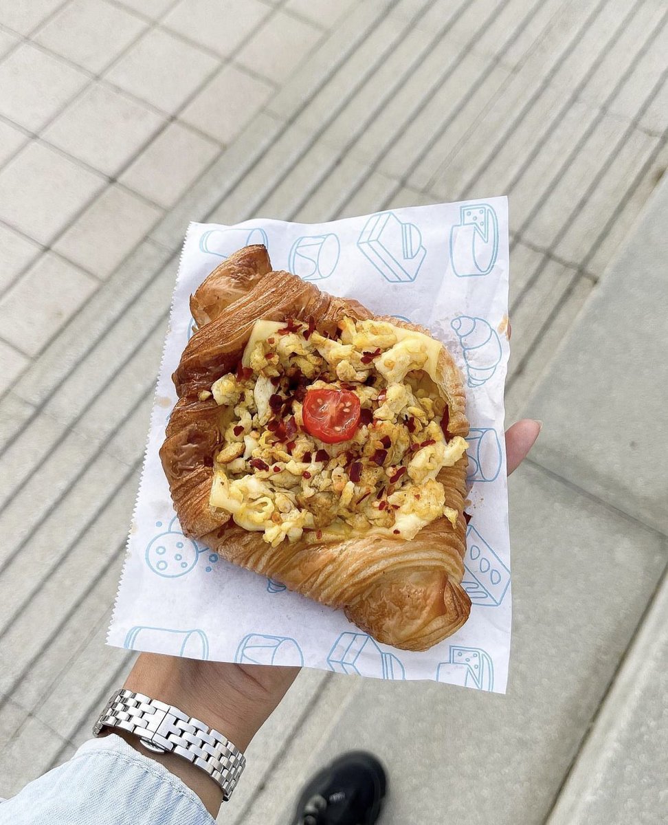 TrazoCoffee's tweet photo. خلّي دوامك أخَف وألَذ ! 🥏

عليك بكرواسون ساندويتش البيض المخفوق من ترازو.🥐 🍳 https://t.co/AdIEfGpA5H
