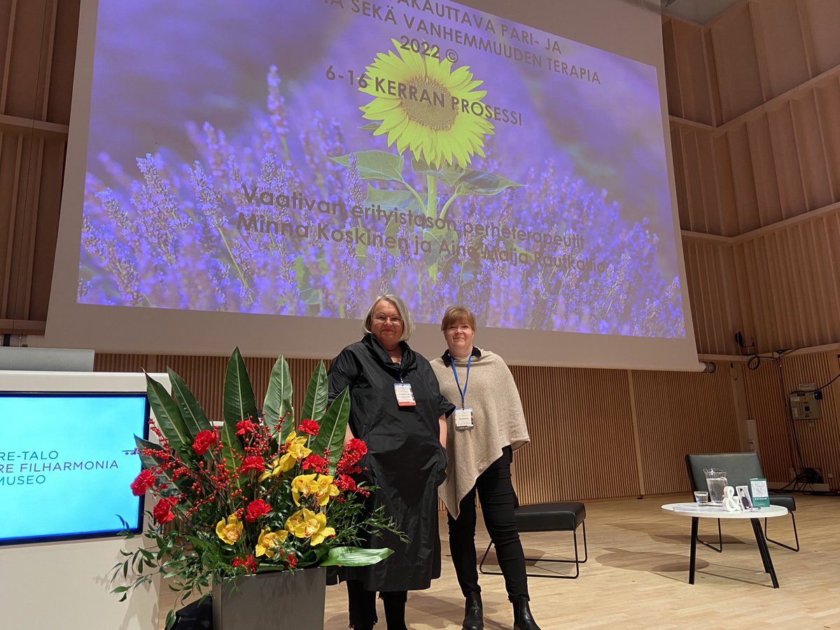 Kiintymyssuhde, elämänkokemukset, kannatelluksi tulo, kokemukset hoivasta, lohdusta tai niitä vaille jäämisestä ovat kehossa. Fokusoiva vakauttava pe-pa-terapia. Perhe- ja paripsykoterapeutit Anna Maija Rautkallio ja Minna Koskinen #perheterapia2022