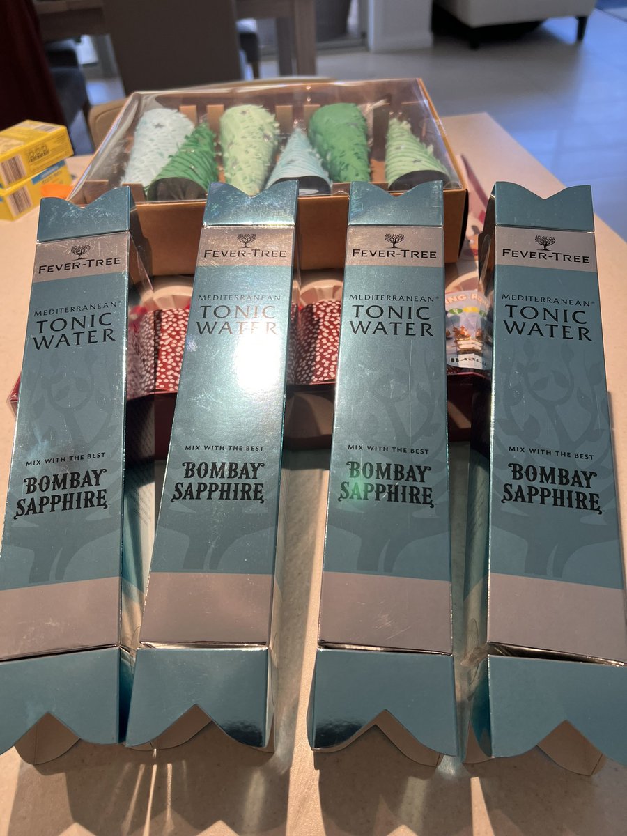 SteveNUFC9's tweet image. Getting ready for Christmas #bombaysaffhire #gin #bombaygin #crackers