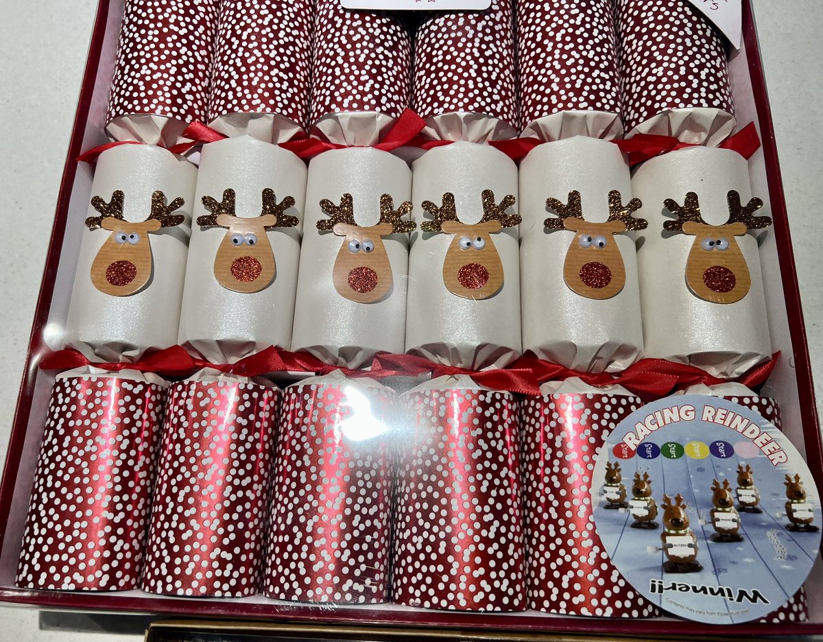 SteveNUFC9's tweet image. Getting ready for Christmas #bombaysaffhire #gin #bombaygin #crackers