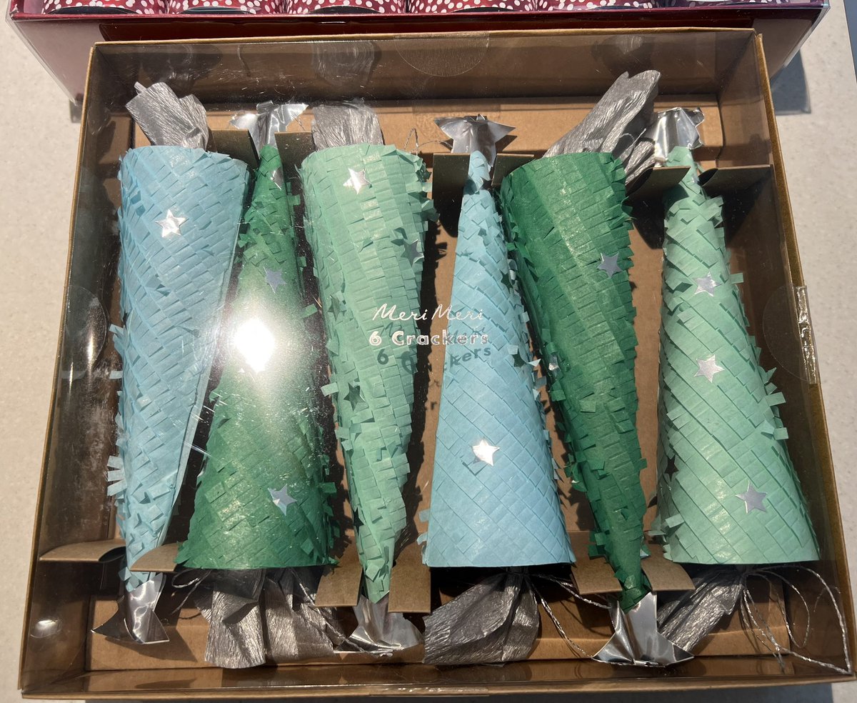 SteveNUFC9's tweet image. Getting ready for Christmas #bombaysaffhire #gin #bombaygin #crackers