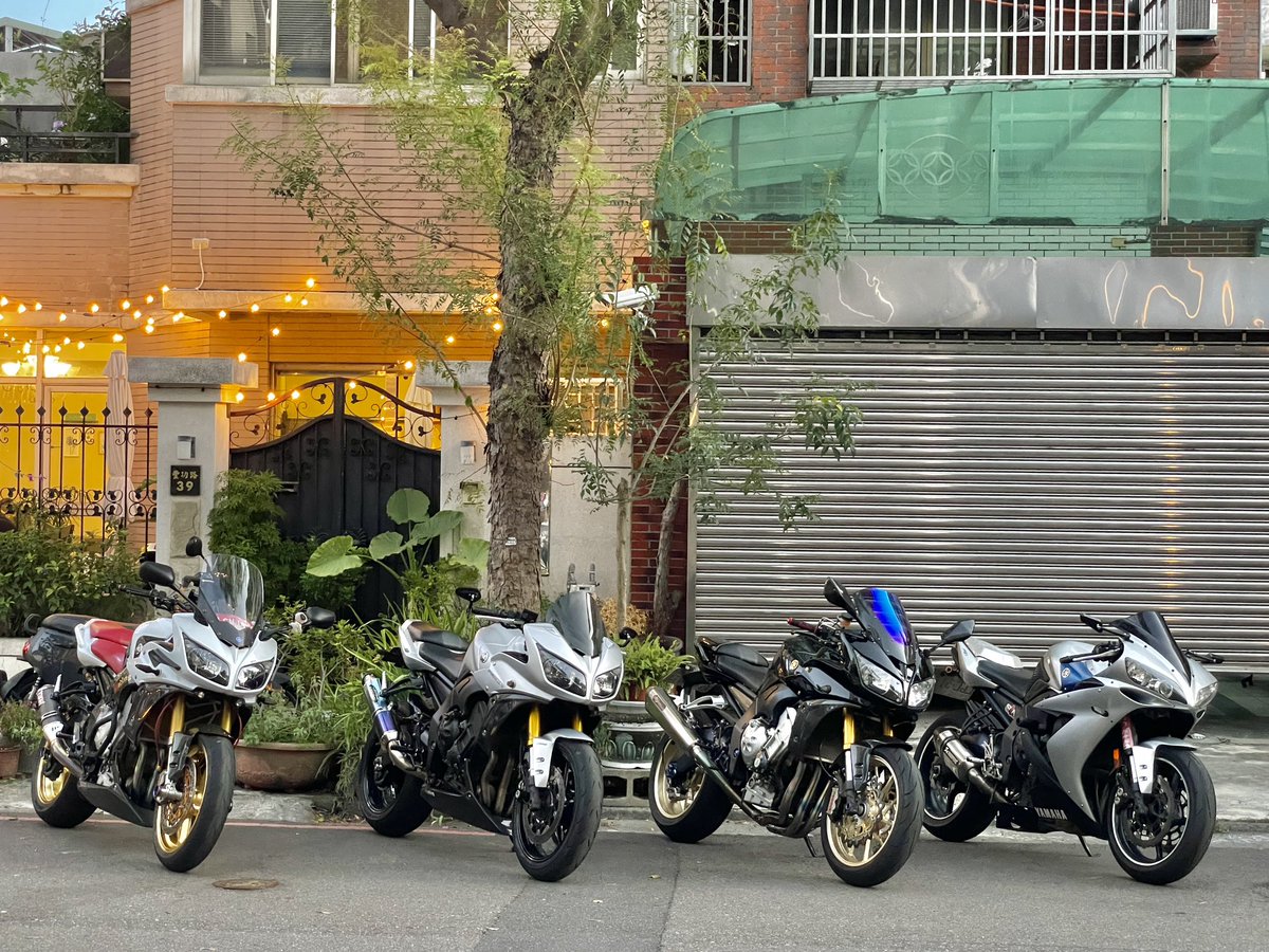 bsyuan696's tweet photo. FZ1 small meeting!
#YamahaFZ1 #ヤマハFZ1
#FZ1 #FZ1N #FZ1S #FZ1Fazer https://t.co/lINScVcuP4