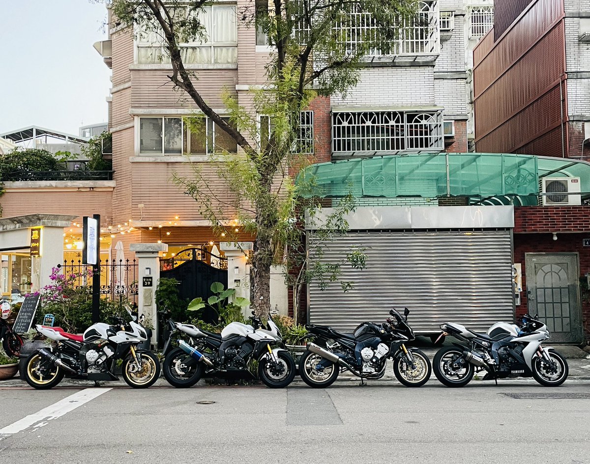 bsyuan696's tweet photo. FZ1 small meeting!
#YamahaFZ1 #ヤマハFZ1
#FZ1 #FZ1N #FZ1S #FZ1Fazer https://t.co/lINScVcuP4