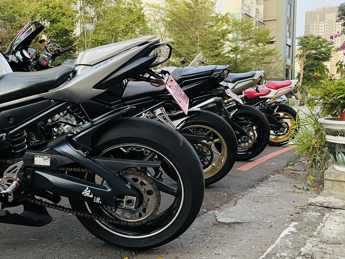 bsyuan696's tweet photo. FZ1 small meeting!
#YamahaFZ1 #ヤマハFZ1
#FZ1 #FZ1N #FZ1S #FZ1Fazer https://t.co/lINScVcuP4
