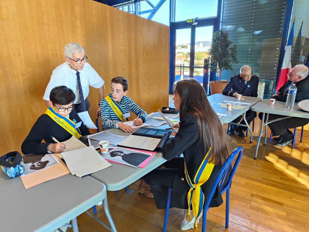 Faire de nos jeunes des citoyens responsables et conscients de leur histoire. 
Nous avons organisé, hier, une rencontre entre les membres du Conseil départemental des jeunes  (CDJ) et les Anciens Combattants pour ce devoir de transmission, ce devoir de mémoire.