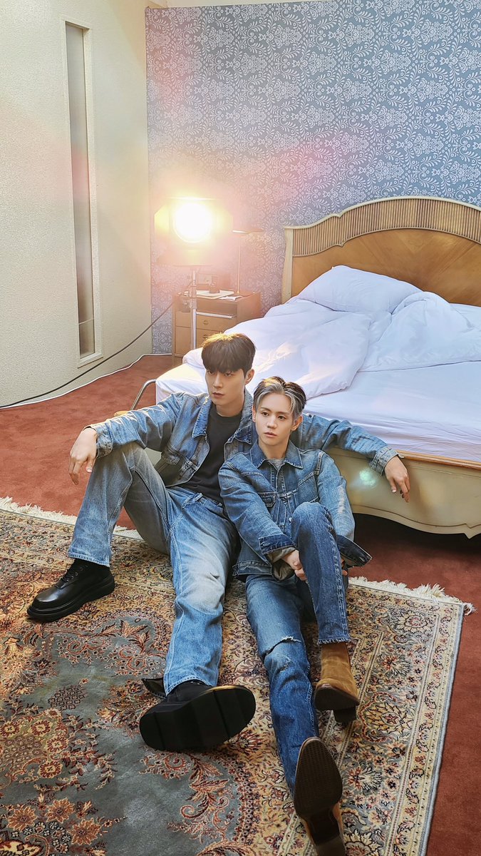 Highlight_AUent's tweet photo. [안내] 하이라이트(HIGHLIGHT) 윤두준 X 양요섭 유튜브 라이브 방송

한국 대표팀 월드컵 본선 1차전 경기를 기념하여 윤두준 X 양요섭 님의 유튜브 라이브 방송이 진행될 예정입니다. 본 방송에서는 라이트 여러분들과 함께 해당 경기를 관람하고 관련하여 이야기를 나눌 예정입니다.

#하이라이트 https://t.co/5PeQzkPM41