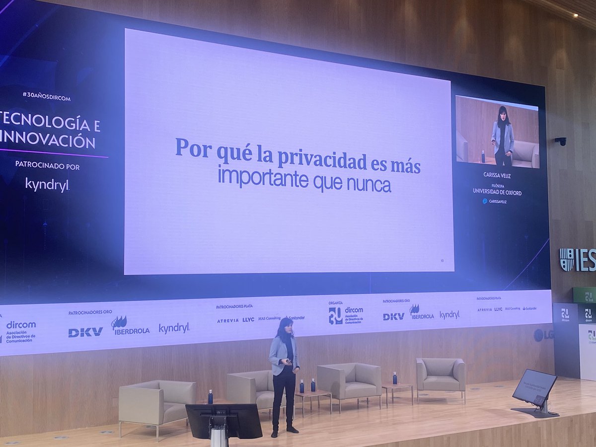 “La privacidad nos protege de posibles usos de poder”. <a href="/CarissaVeliz/">Carissa Véliz</a> en #30añosdircom