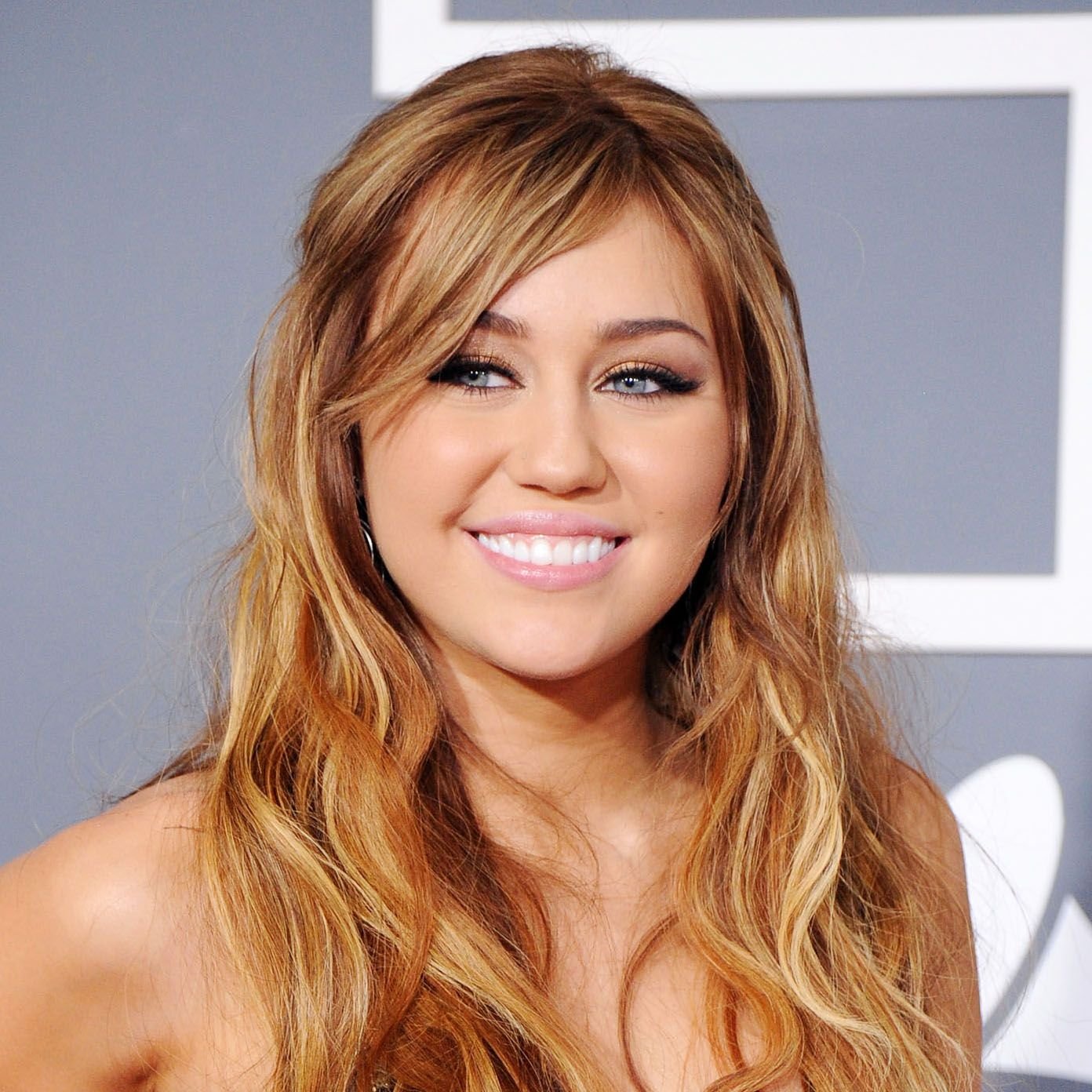 Happy Birthday Miley Cyrus!
(November 23, 1992) 