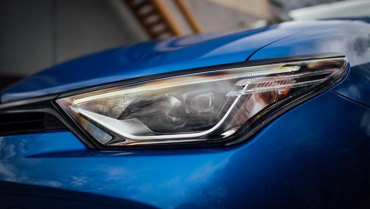 KTopolAURES's tweet photo. Předvánoční období patří v #automotive mezi nejnáročnější, ale i prodejně nejúspěšnější období. Každý rok přibývá lidí, kteří chtějí vyměnit vůz před zimní dovolenou nebo zvažují #auto jako dárek pod stromeček. V chladnějším počasí nejlépe prověříte vůz, který se chystáte #koupit https://t.co/v4xBVu5J1p