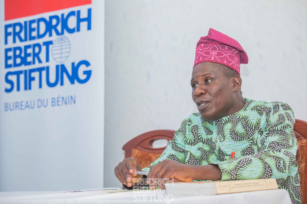Fes_Benin's tweet photo. Après les mots d’ouverture de la Représentante résidente de la FES, le Professeur Emmanuel Ahlinvi, Agrégé de Science Politique à l’Université de #Parakou, s'adresse aux participants de ce #campus_workshop pour la communication inaugurale sur « les législatives 2023 et la paix ». https://t.co/UkMzWU7shx