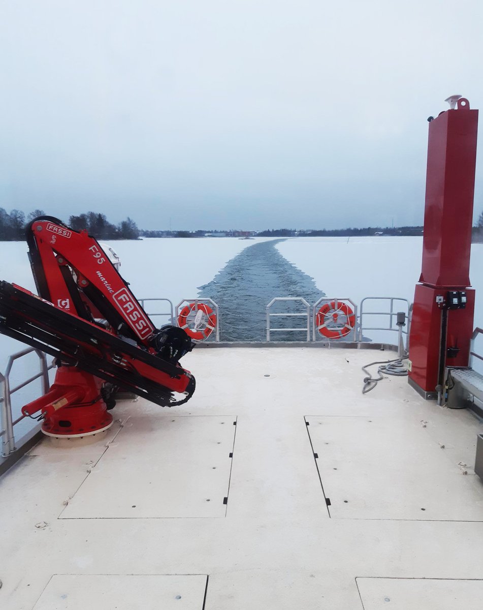 Pelastuslaitos on tänään avannut väylän Raahen museorannasta Lapaluodon suuntaan siirtäessään merikalustoa talviteloille. Kyseinen alus on rakennettu liikkumaan vahvemmassakin jääpeitteessä. Tämänhetkinen jään paksuus ei tuottanut haasteita.