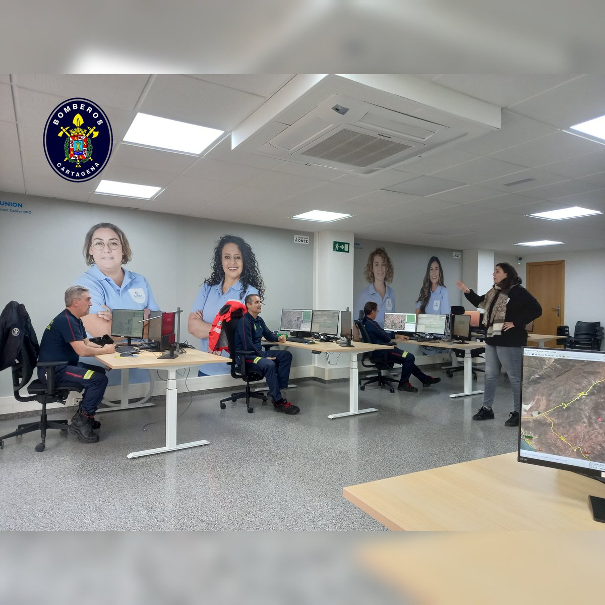Bomberos_CT's tweet photo. 📢 Personal de @Bomberos_CT que presta servicio en Sala de #MandoyControl realiza hoy formación de reciclaje en Centro de Atención de Llamadas del #112Rm 
#Cartagena #RegiondeMurcia #Formación #Bomberos https://t.co/fzJp00lP8b