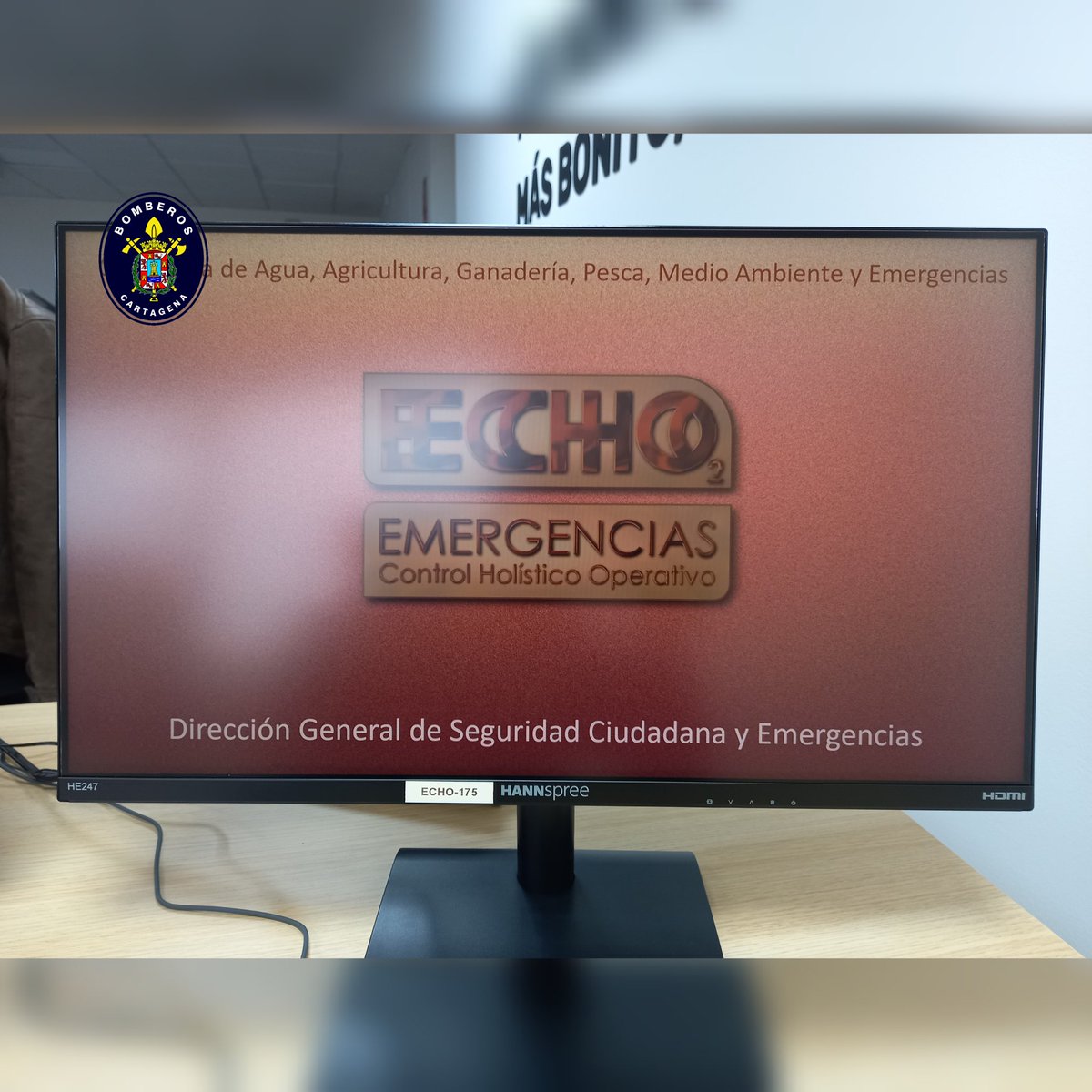Bomberos_CT's tweet photo. 📢 Personal de @Bomberos_CT que presta servicio en Sala de #MandoyControl realiza hoy formación de reciclaje en Centro de Atención de Llamadas del #112Rm 
#Cartagena #RegiondeMurcia #Formación #Bomberos https://t.co/fzJp00lP8b