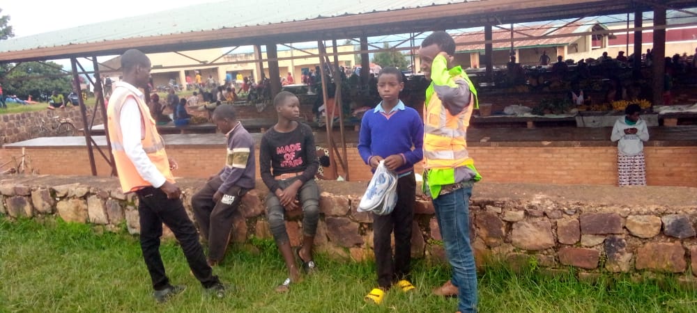 RutareRyvcp's tweet photo. None tariki ya23/11/2022
Youth volunteers ikorera mu murenge wa #Rutare  twakoze ibikorwa bitandukanye
•Gufata abana basibye ishuri baje mu isoko rya Rutare
•ubukanguramba mu kurwanya COVID-19 na Ebola https://t.co/0omAaXJepC