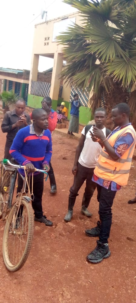 RutareRyvcp's tweet photo. None tariki ya23/11/2022
Youth volunteers ikorera mu murenge wa #Rutare  twakoze ibikorwa bitandukanye
•Gufata abana basibye ishuri baje mu isoko rya Rutare
•ubukanguramba mu kurwanya COVID-19 na Ebola https://t.co/0omAaXJepC