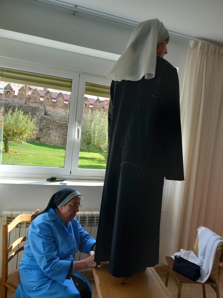 Este sábado, 26 de noviembre a las 18 horas, en la celebración de las Primeras vísperas del primer domingo de Adviento, nuestra postulante Cristina tomará el hábito e iniciará el #Noviciado. Damos gracias a #Dios por este regalo y os pedimos que recéis por ella.