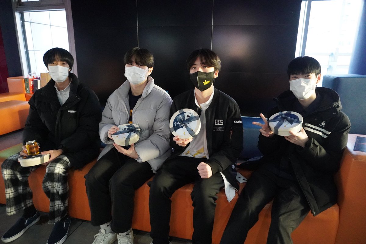 SLT_eSports's tweet photo. 금일 경기를 위해 SLT 오버워치 팀에게 도시락 준비해 주신 팬분들 정말 감사드립니다! 🥰

든든하게 먹고 힘내서 오늘 경기 승리 가져올 수 있도록 최선을 다하겠습니다!

#SLT #OW #SLTWIN #ShineLikeSLT https://t.co/XJiPo7Nfzi
