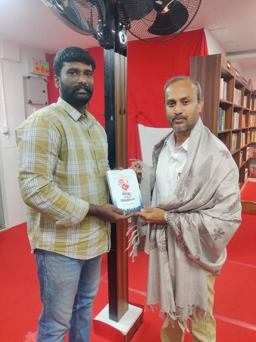 May17Movement's tweet photo. விடுதலையடைந்த 6 தமிழர்களில் ஒருவரான இரா.பொ.இரவிசந்திரன் அவர்கள் மற்றும் மே 17 இயக்கத்தின் ஒருங்கிணைப்பாளர் தோழர் திருமுருகன் காந்தி ஆகியோரின் மரியாதை நிமித்தமான சந்திப்பு 22-11-2022 அன்று மாலை சென்னை திசை புத்தக நிலையத்தில் நடைபெற்றது. தோழர்கள் மகிழ்ச்சியை பகிர்ந்துகொண்டனர். https://t.co/YqR9LMh64B
