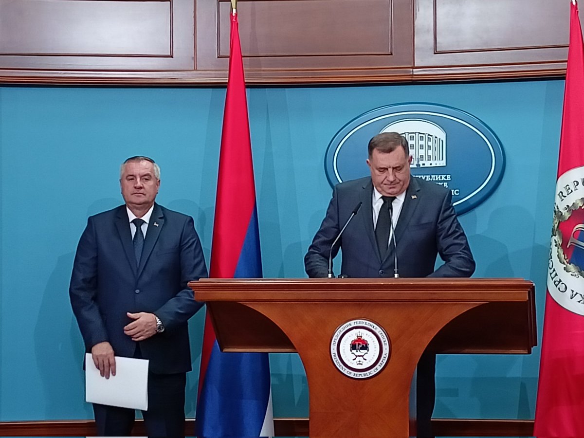 AJandric's tweet photo. Predsjednik Republike Srpske, Milorad Dodik, zvanično uručio mandat za sastav nove Vlade Radovanu Viškoviću. @unatelevizija https://t.co/EtQmnoyqXh