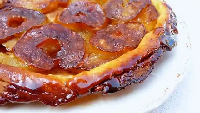 🇫🇷 𝐅𝐫𝐞𝐧𝐜𝐡 𝐓𝐚𝐫𝐭𝐞 𝐓𝐚𝐭𝐢𝐧
🇫🇷 Hard to make? This classic French #apple #tarte tatin is easier to make than you would think! #baking 
🇫🇷 𝐑𝐞𝐜𝐢𝐩𝐞 >> junedarville.com/tarte-tatin-re…