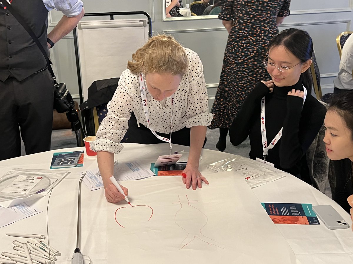 ✂️🪡🩸 Our future surgeons 🩸🪡✂️ Enjoying our practical sessions in the Lancaster Room at #VSASM2022 with <a href="/RouleauxClub/">Rouleaux Club</a>