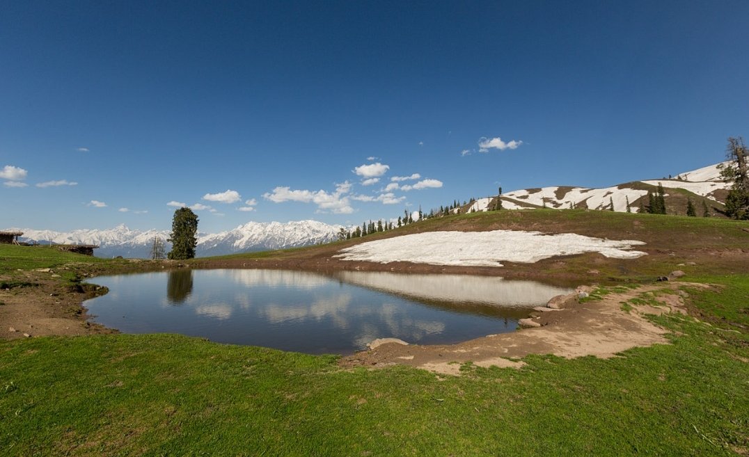 Advpakistan1's tweet photo. #PayeeLake is situated in centre of #meadow in #Payee, near #Shogran in #KaghanValley, #KPK the #province of #Pakistan. It is located at the #height of almost 2,895 m (9,498 ft). It is #surrounded by #MakraPeak, #MalikaParbat, #MusakaMusala and the #mountains of #Kashmir. https://t.co/cpX54Bbzax
