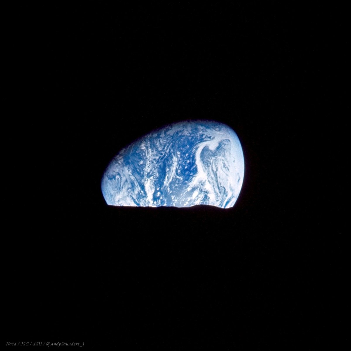AndySaunders_1's tweet photo. Earthrise, 50 years apart
LEFT: Apollo 17, 1972
RIGHT: Artemis I, 2022

So much has changed
So little has changed
We can do extraordinary things

Apollo, remastered from original analog flight film. Artemis, processed from 700 frames of digital SAW Cam footage.
#ApolloRemastered https://t.co/PwqV1gPwRy