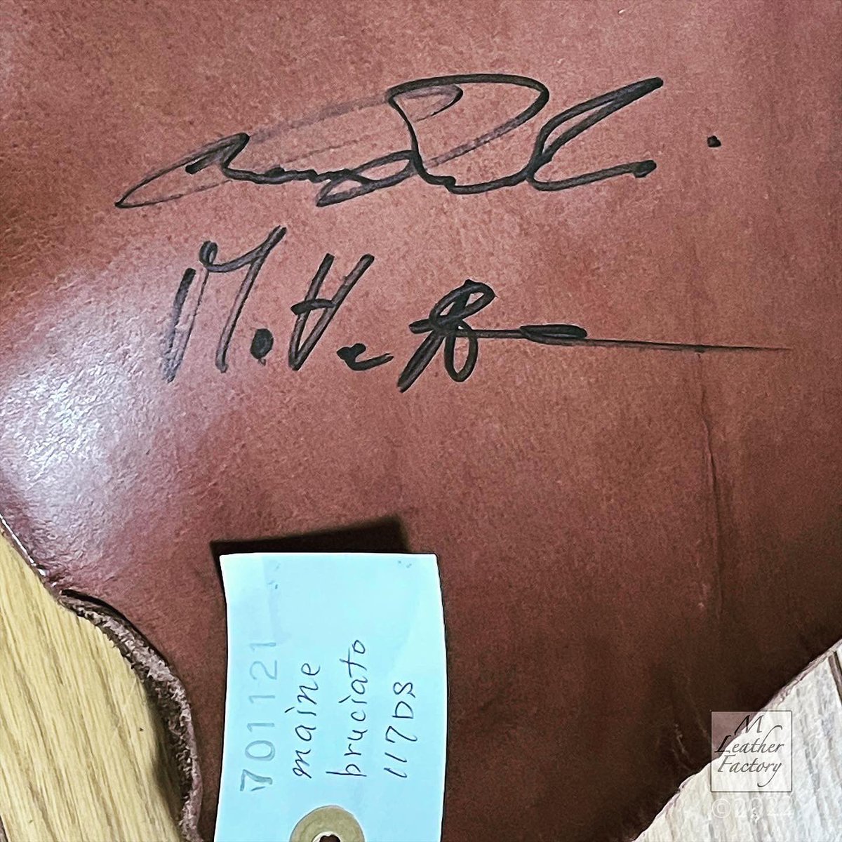 m_leather's tweet photo. 東海地区初のTEMPESTI社来日展示会で #愛産商会 へ
#tempesti 社長に #maine を勧めてもらい社長&次期社長のサインもゲット✌
積み革の財布も興味を持ってもらい次期社長にたくさん写真を撮って頂きました😍
#tempesti_aisan
#テンペスティ愛産商会
#leathercraft #レザークラフト
#手縫い #積革 https://t.co/EJfyVLQBRq