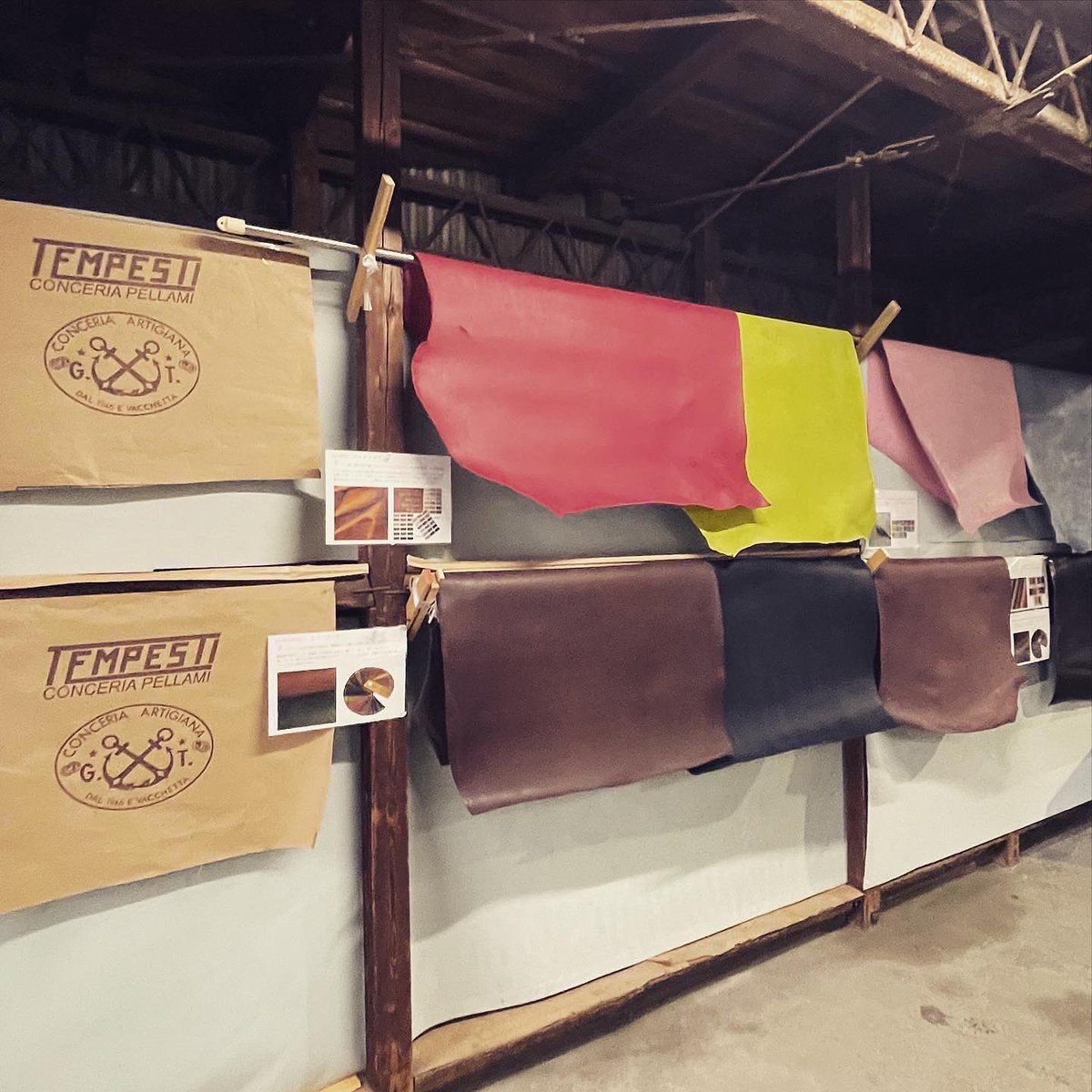 m_leather's tweet photo. 東海地区初のTEMPESTI社来日展示会で #愛産商会 へ
#tempesti 社長に #maine を勧めてもらい社長&次期社長のサインもゲット✌
積み革の財布も興味を持ってもらい次期社長にたくさん写真を撮って頂きました😍
#tempesti_aisan
#テンペスティ愛産商会
#leathercraft #レザークラフト
#手縫い #積革 https://t.co/EJfyVLQBRq