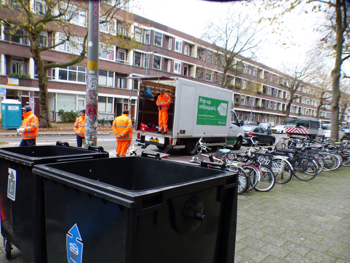 Dankjewel, wat een goede actie! Het Pop-up milieupark Spangen was een succes. Meer dan 30 mensen kwamen ‘s middags hun spullen brengen. De medewerkers hielpen zelfs met sjouwen! Zo houden we de straten schoon 🧹💪