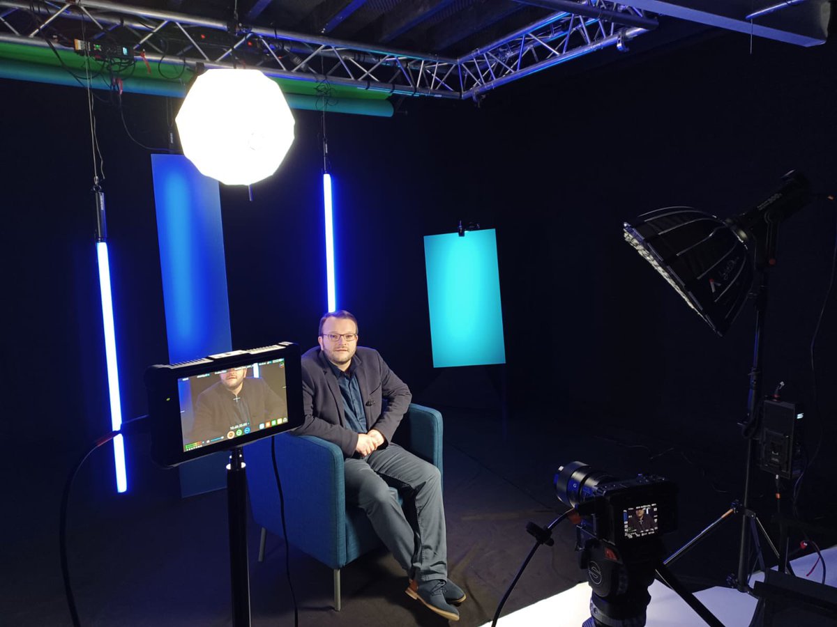 En studio ce matin avec nos jeunes CEO chez <a href="/Orange_Clignote/">Orange Clignotant - The right way.</a> pour le tournage de capsules vidéo qui seront présentées lors de la soirée #Odyssée2068 de mardi prochain 🎬🎥✨

Rdv le 29/11 pour parler de l’avenir de la #Wallonie! 

uwe.be/odyssee-2068-r…