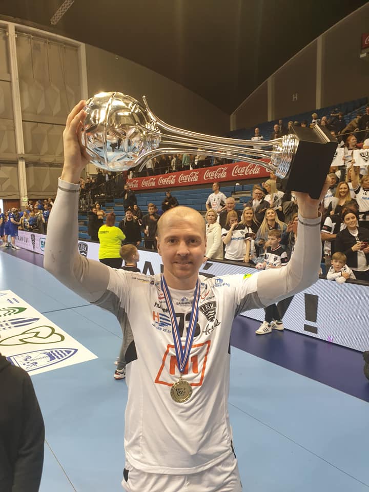 HBall_special's tweet photo. Nýr þáttur með hinum bikaróða Grétari Eyþórssyni
Magnaður peyji... með magnaðar sögur!
#handbolti #þjóðaríþróttin @ibvhandbolti 

https://t.co/zKq91SLplB https://t.co/2I74dhg5N7