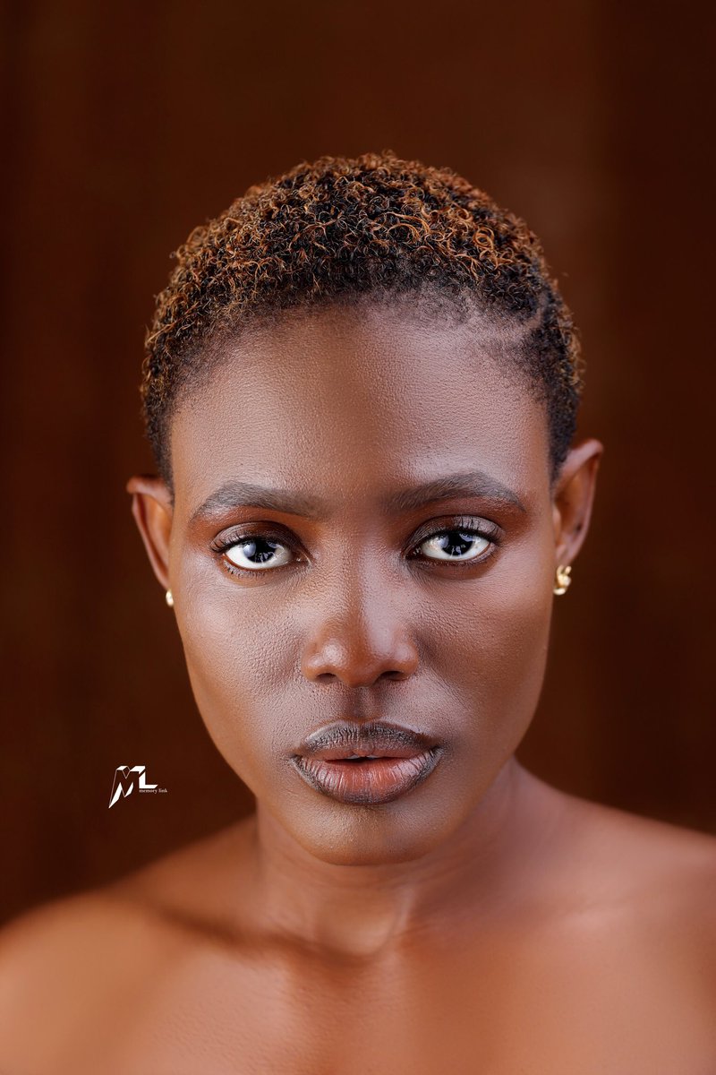 memory_link_gh's tweet photo. “The beauty of a woman must be seen from in her eyes, because that is the doorway to her heart, the place where love resides.” ~ Audrey Hepburn
#inhereyes #ghcuties #modelling #modellingshoot #finewine #ghanagirls #ghanagirlsrock #headshot #sassygirl #sexygirl #fiercelook #cute https://t.co/hSRaf6Hzmn