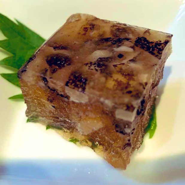 HinodeFrance's tweet photo. Entrée 先付け sakiduké
Nikogori de la murène 
ウツボの煮こごり
Par Chef Machido 

Un bouillon de poisson ou de viande contenant de la gélatine, qui a refroidi et s'est solidifié en une substance gélatineuse. https://t.co/Ei5rYNKO4d